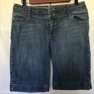 White House Black Market Blanc Shorts